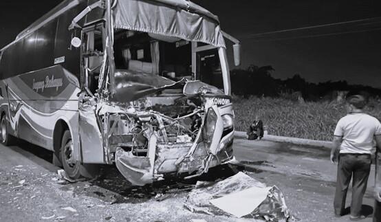 Bus Sugeng Rahayu Tabrak Truk di Jombang, Sopir Patah Kaki dan 4 Penumpang Terluka
