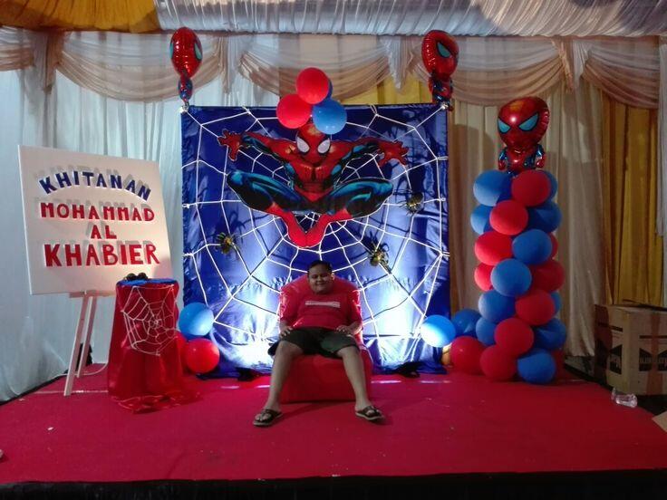 wajarkah jika anak umur 9 tahun ingin merayakan acara khitanannya dengan spiderman ? 