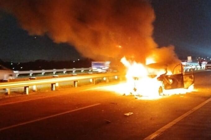 Toyota Avanza Ditumpangi Satu Keluarga Terbakar Hebat di Tol Jombang-Mojokerto