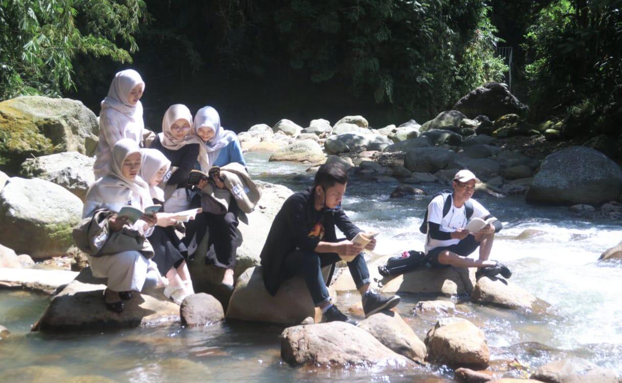 Petualangan Relawan Membaca Buku di Alam