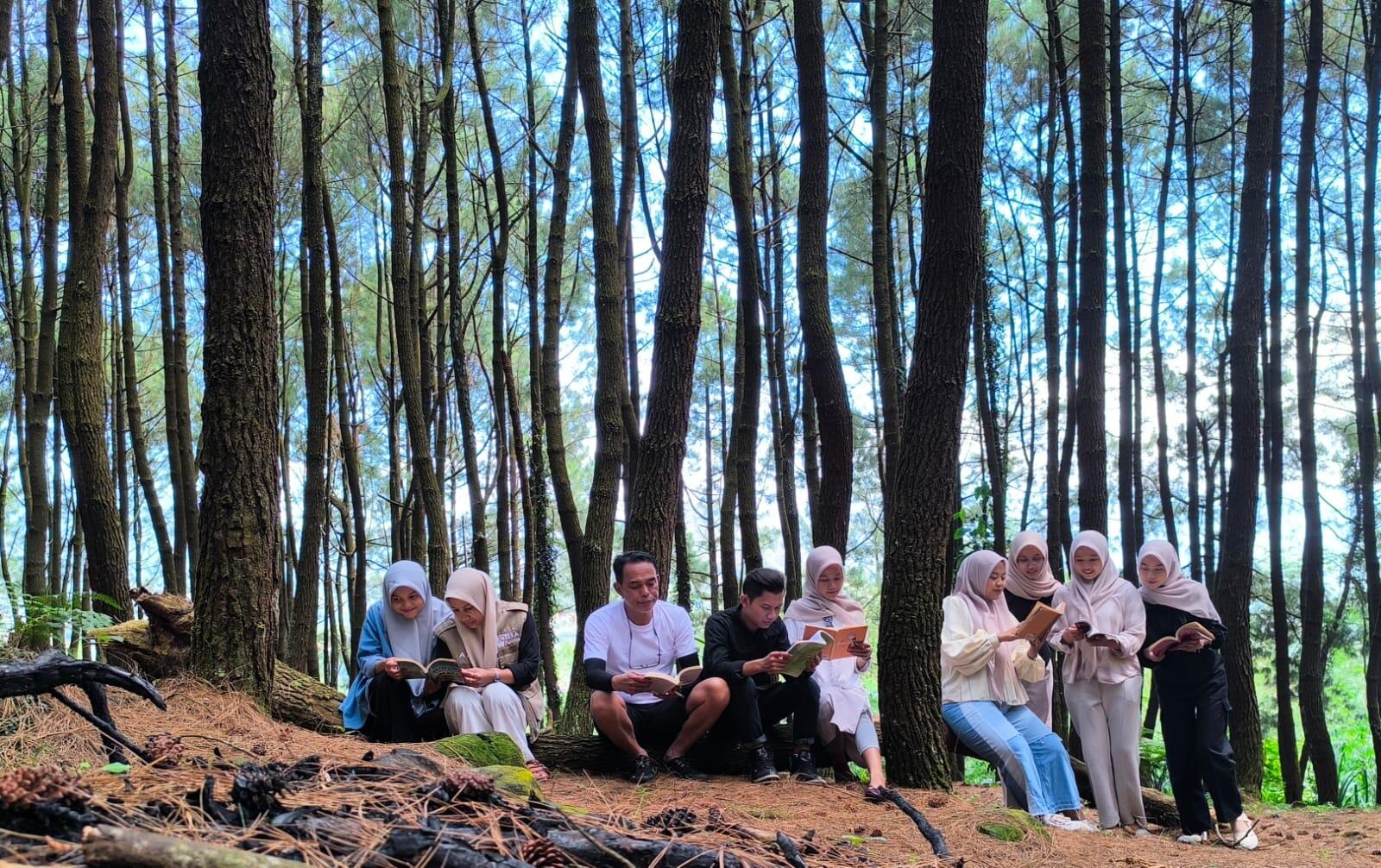 Petualangan Relawan Membaca Buku di Alam