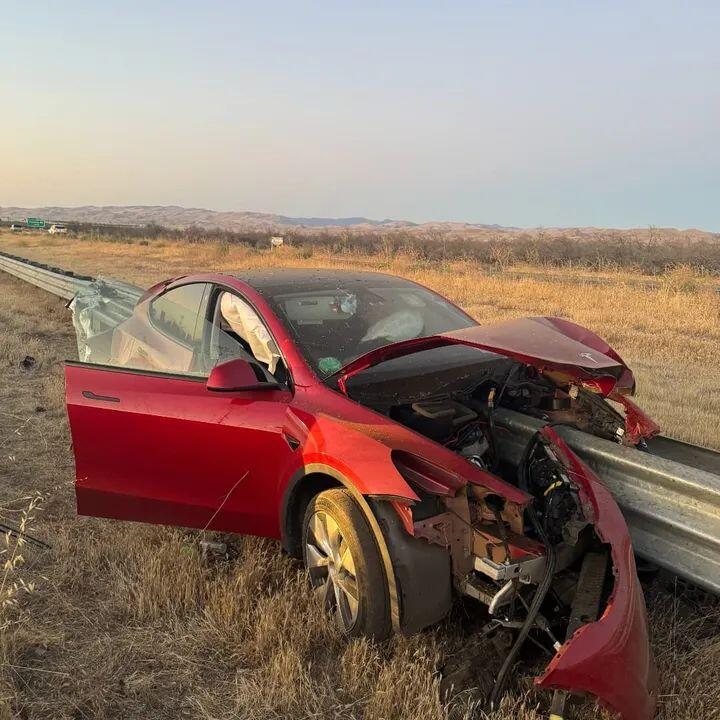 Termasuk Jenis Kecelakaan Langka, Tesla Model Y Menembus Pagar Pembatas Jalan
