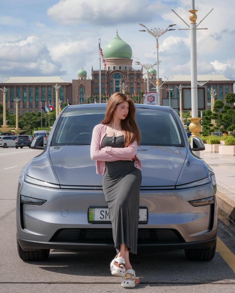 Termasuk Jenis Kecelakaan Langka, Tesla Model Y Menembus Pagar Pembatas Jalan