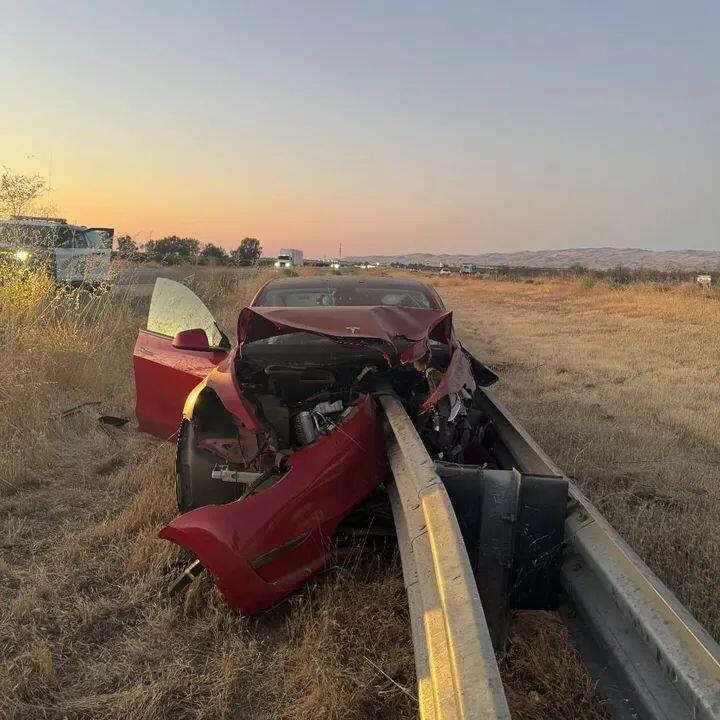 Termasuk Jenis Kecelakaan Langka, Tesla Model Y Menembus Pagar Pembatas Jalan