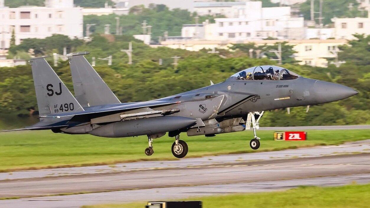 No Wheels No Problem | Pilot F-15E Mendarat dengan Selamat Memakai Dua Roda