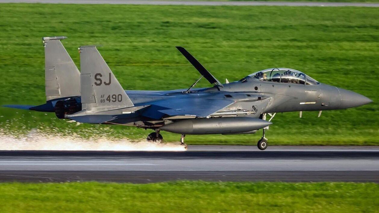 No Wheels No Problem | Pilot F-15E Mendarat dengan Selamat Memakai Dua Roda