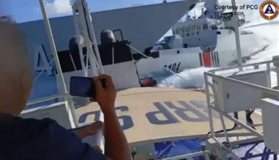 Terlalu Nafsu Kejar Kapal Filipina, Destroyer dan Penjaga Pantai China Bertabrakan