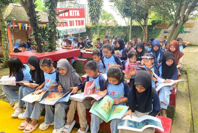 Kalau Kita Nggak Suka Baca, Cari Pasangan yang Doyan Baca