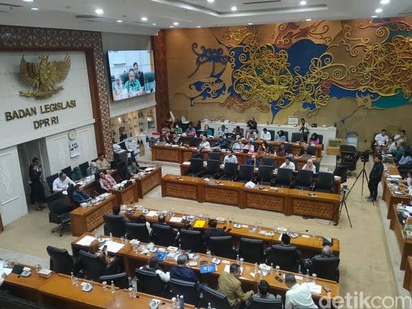 Warganet Usulkan Anggota Dewan Harus S2 dan Skor TOEFL Minimal 500