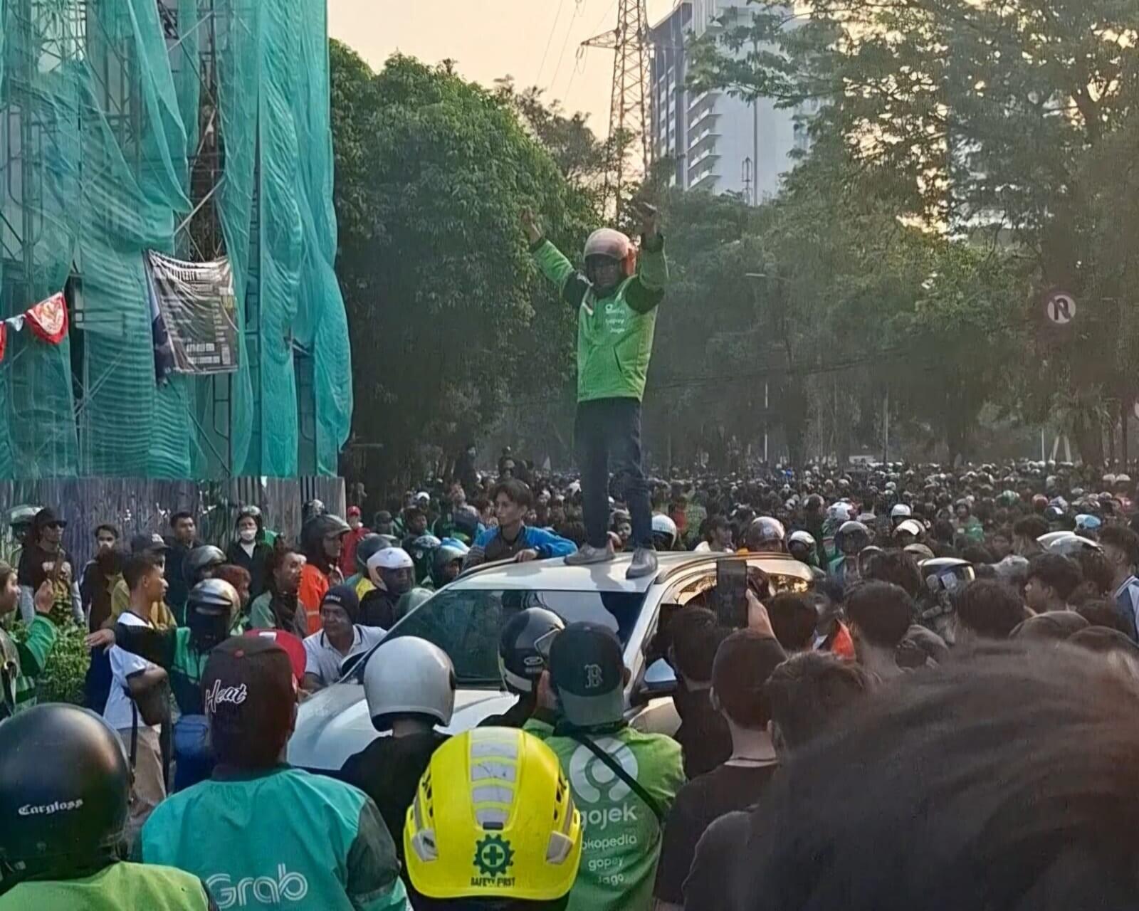 Situasi Mako Brimob Memanas, Massa Mulai Menjarah Ruko di Kawasan Kwitang