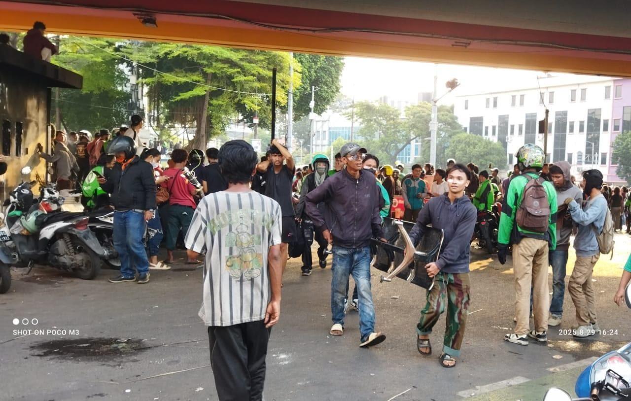 Situasi Mako Brimob Memanas, Massa Mulai Menjarah Ruko di Kawasan Kwitang