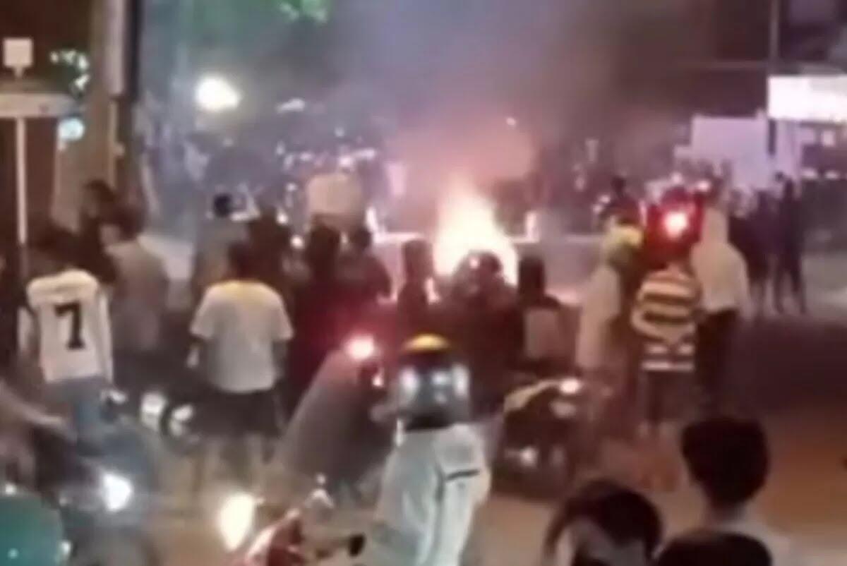 Aparat Kepolisian Menghalau Massa saat Penjarahan Rumah Sri Mulyani