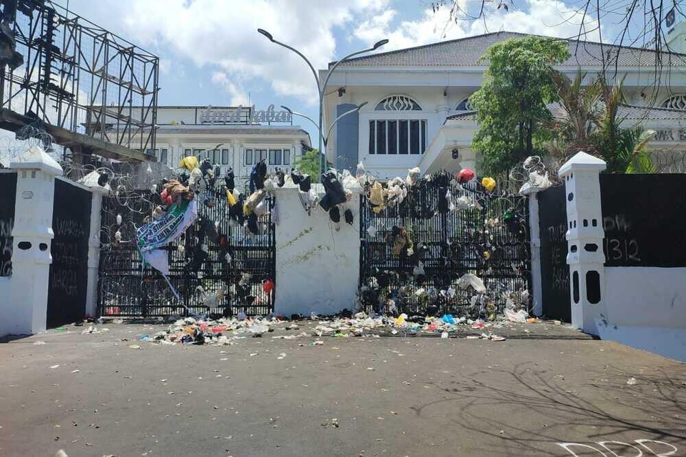 KDM Sesalkan DPRD Jabar Yang Sudah Dibersihkan Ojol Malah Dilempari Sampah