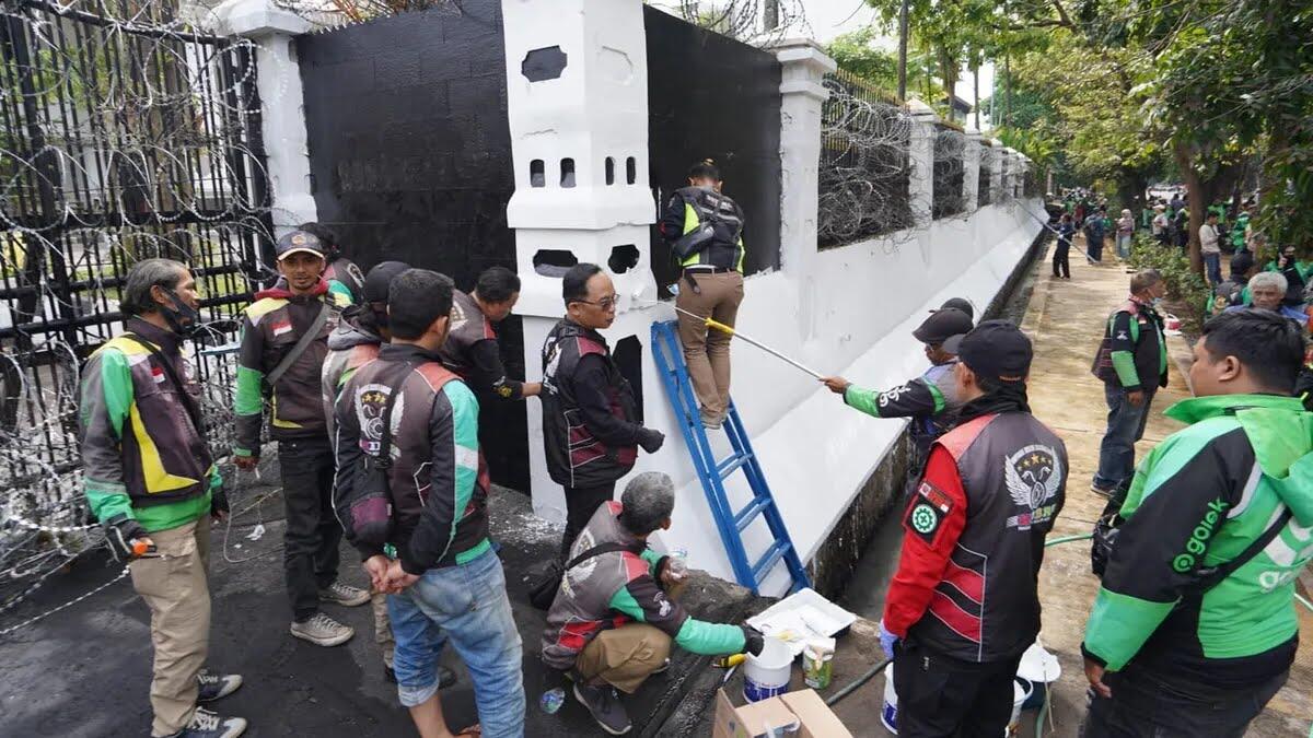 KDM Sesalkan DPRD Jabar Yang Sudah Dibersihkan Ojol Malah Dilempari Sampah