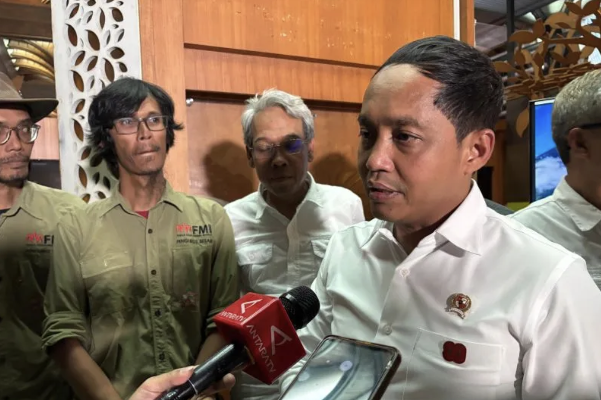 Beredar Foto Menhut Bersama Azis Welang Mantan Tersangka Kasus Pembalakan Liar