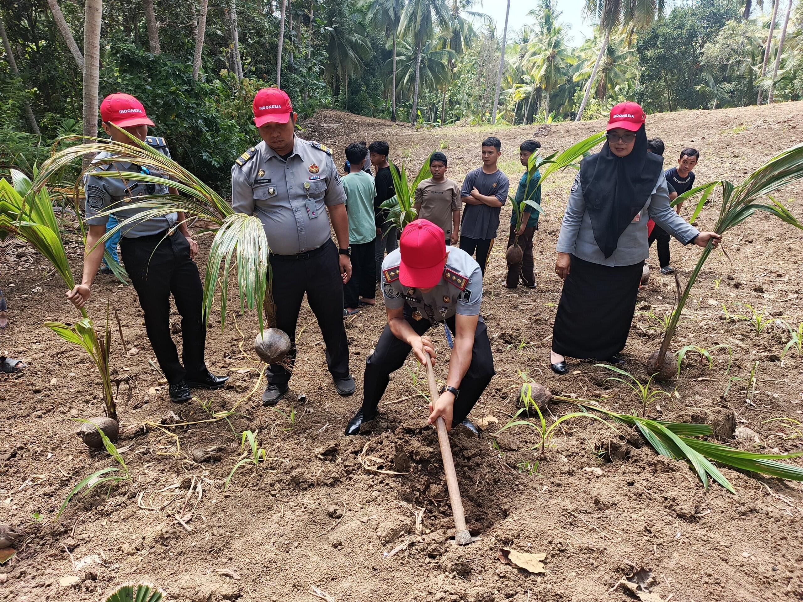 Bapas Polewali Turut Serta Tanam 50 Pohon Kelapa Wujudkan Ketahanan Pangan Nasional