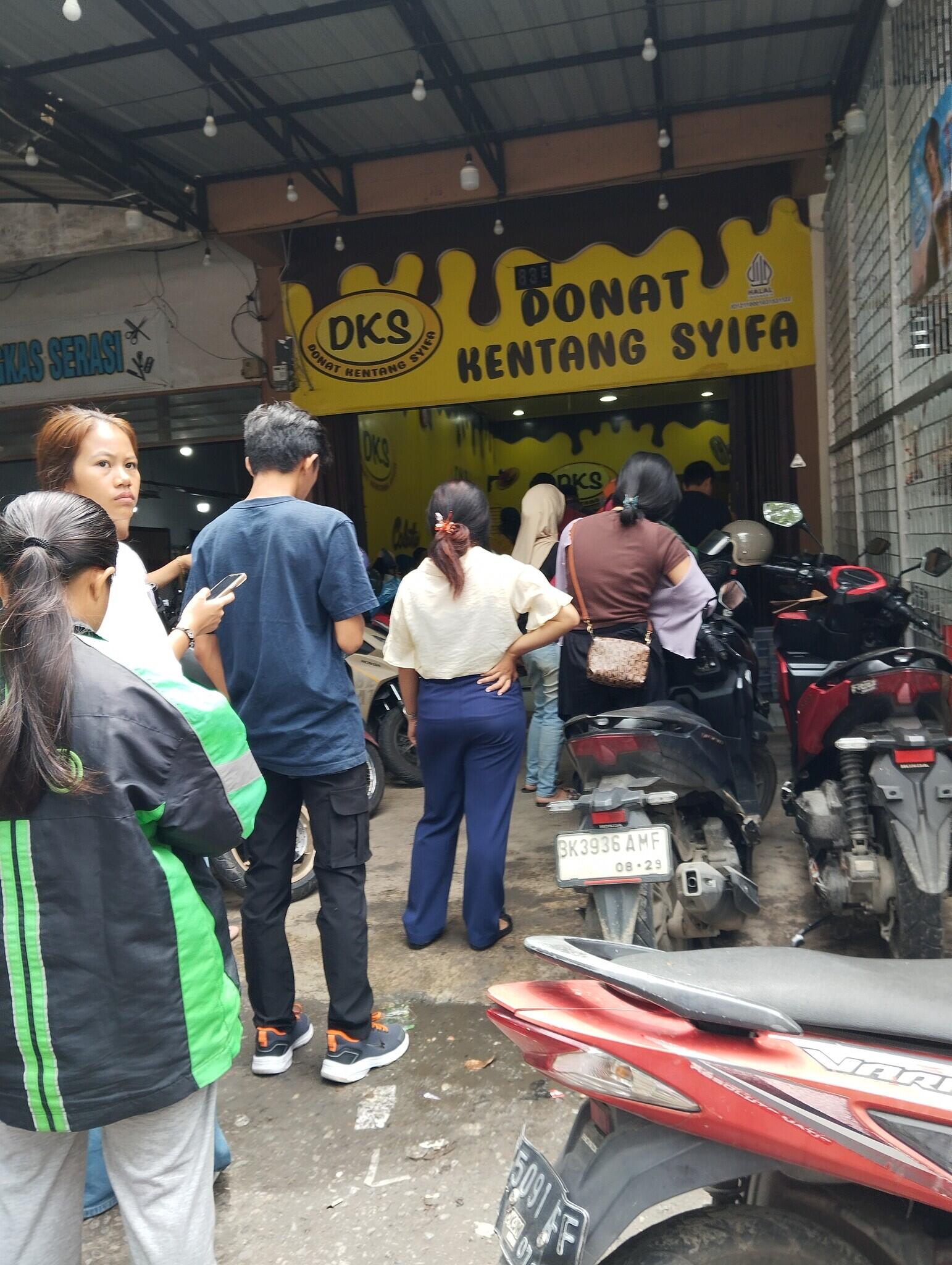 NGANTRI BERJAM-JAM DEMI DONAT KENTANG SYIFA YANG TERKENAL DI MEDAN