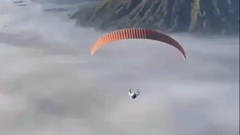 Khofifah Murka Ada yang Main Paralayang di Gunung Bromo: Itu Kawasan Sakral
