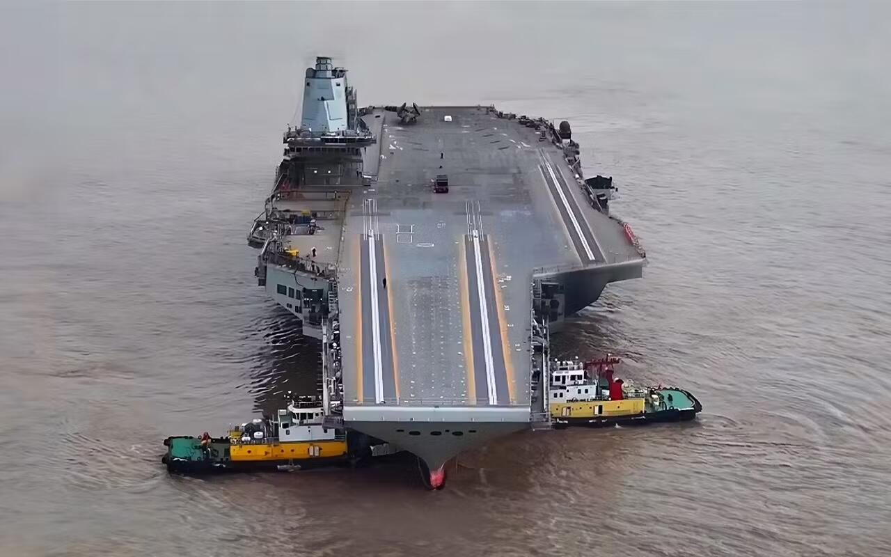 Kado HUT China ke-76, Tiga Pesawat Diluncurkan dari Kapal Induk Terbaru Fujian