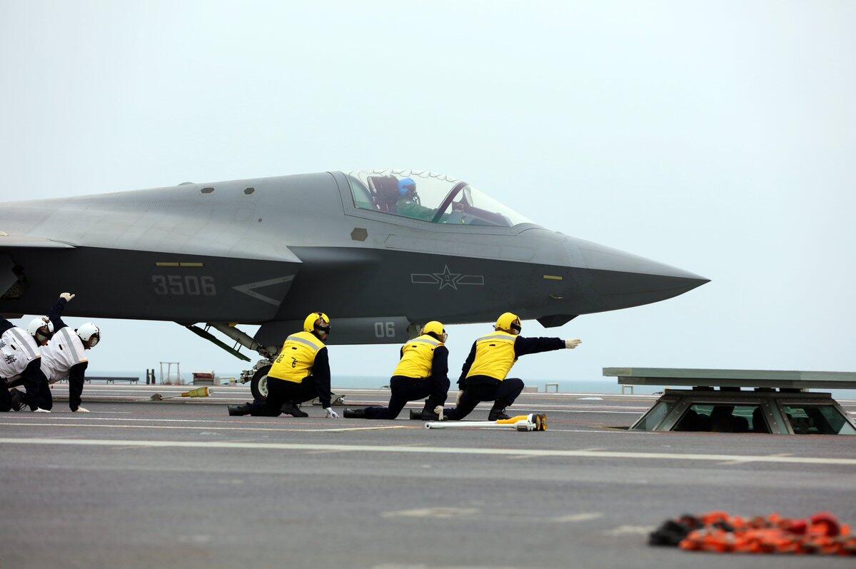 Kado HUT China ke-76, Tiga Pesawat Diluncurkan dari Kapal Induk Terbaru Fujian