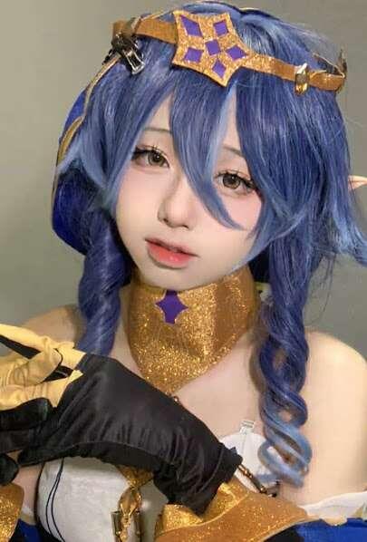 cowok cosplay jadi karakter cewek, apakah ini sama dengan banci?