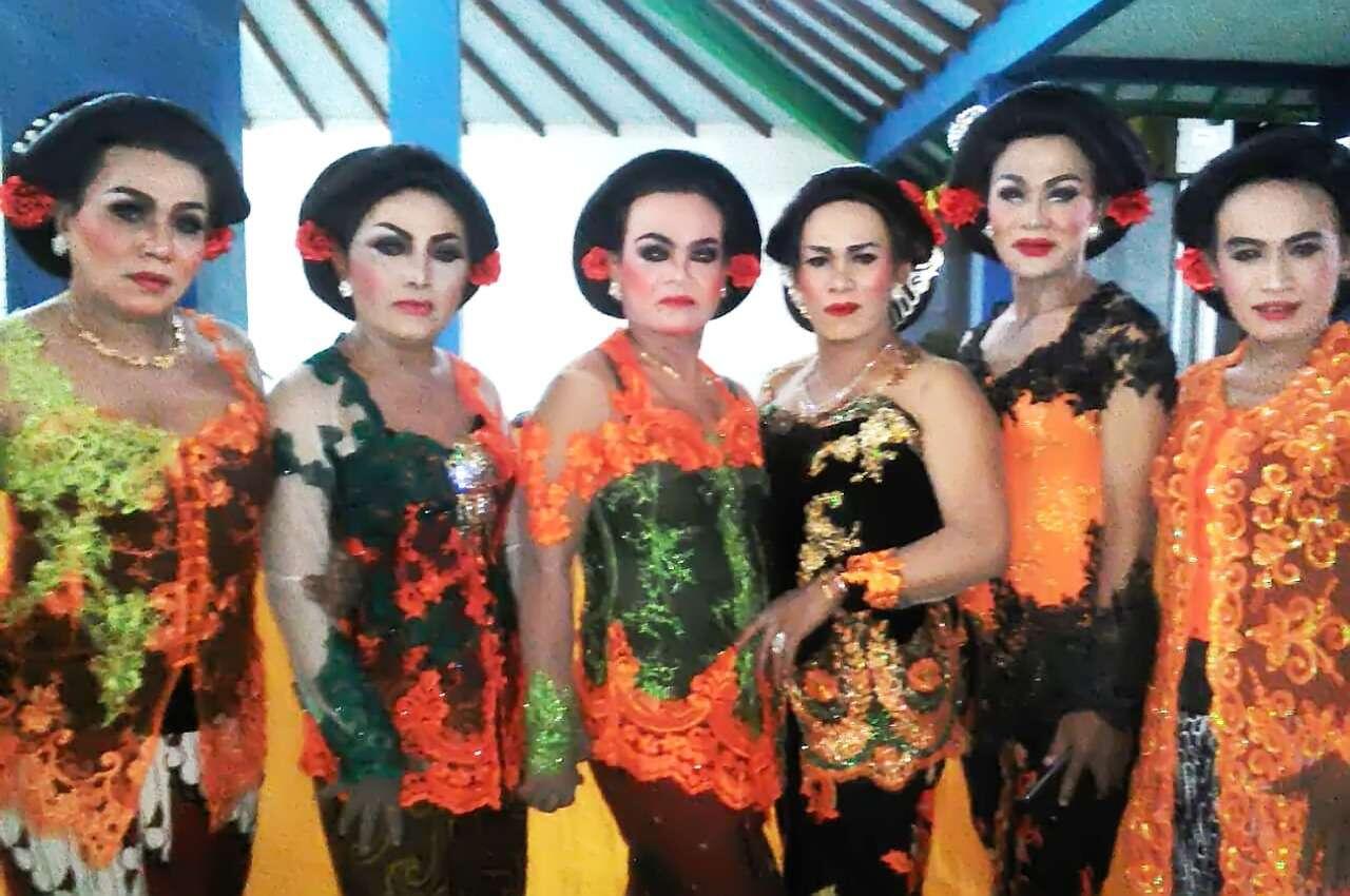 cowok cosplay jadi karakter cewek, apakah ini sama dengan banci?