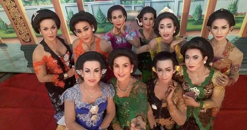 cowok cosplay jadi karakter cewek, apakah ini sama dengan banci?