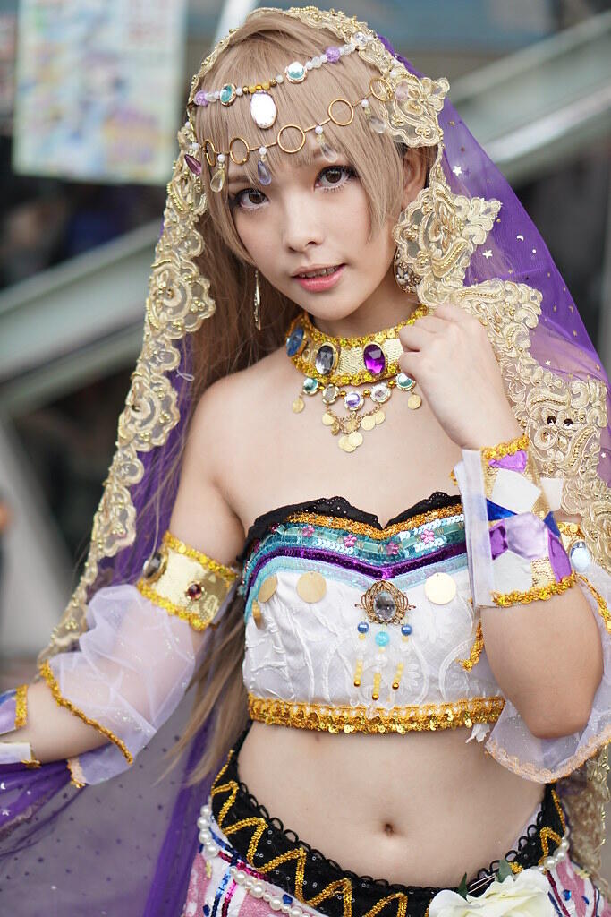 cowok cosplay jadi karakter cewek, apakah ini sama dengan banci?