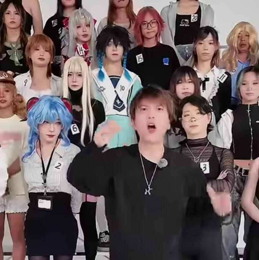 cowok cosplay jadi karakter cewek, apakah ini sama dengan banci?