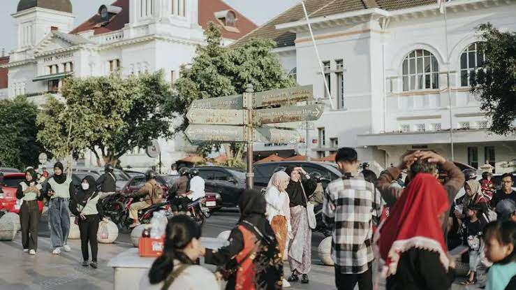 cowok cosplay jadi karakter cewek, apakah ini sama dengan banci?