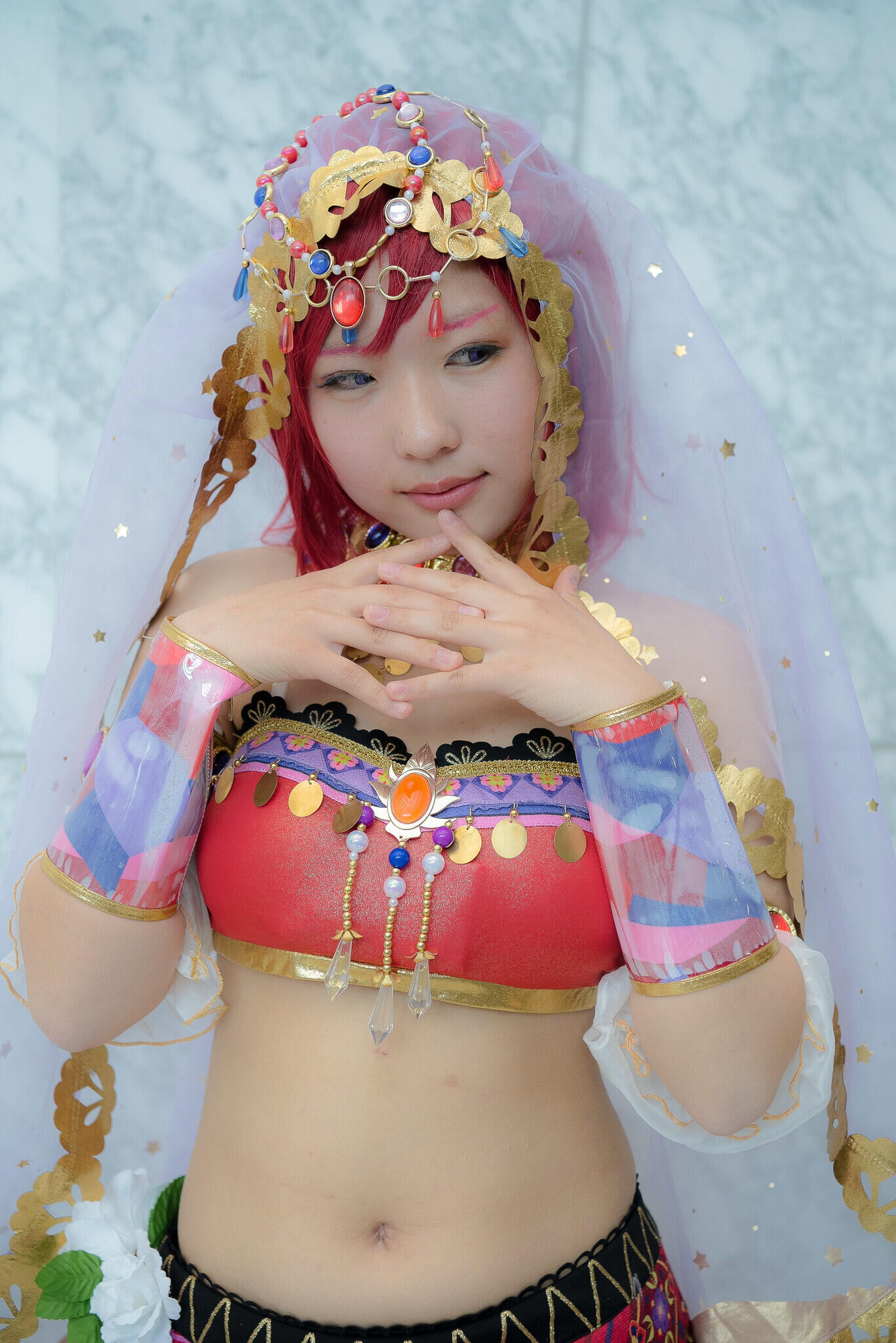 cowok cosplay jadi karakter cewek, apakah ini sama dengan banci?