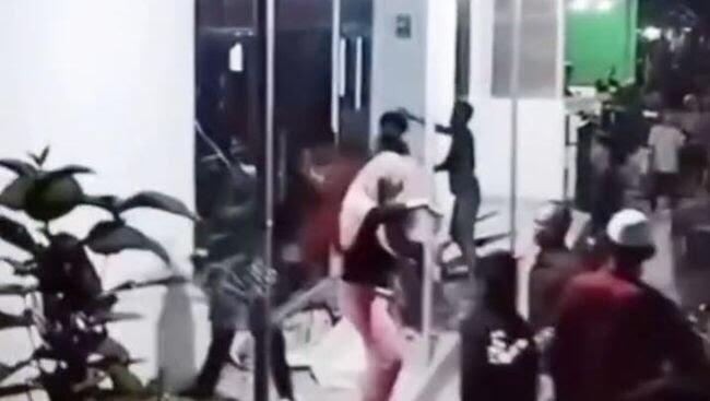 Warga Rusak Rumah Guru Ngaji di Batam, Diduga gegara Cabuli Muridnya
