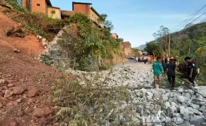 Longsor, Jalur Pacet&ndash;Trawas Mojokerto Ditutup Sementara