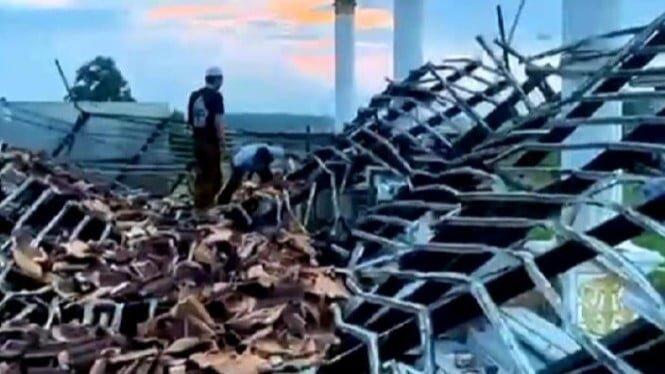 Ponpes Al-Hikmah Jati Agung Ambruk Saat Pembangunan