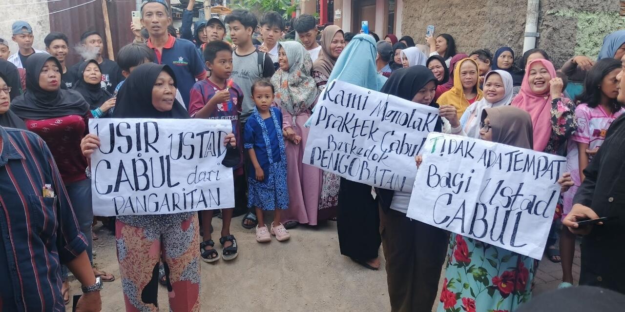 Rumah Ustaz Terduga Pelaku Pelecehan di Bandung Digeruduk Massa