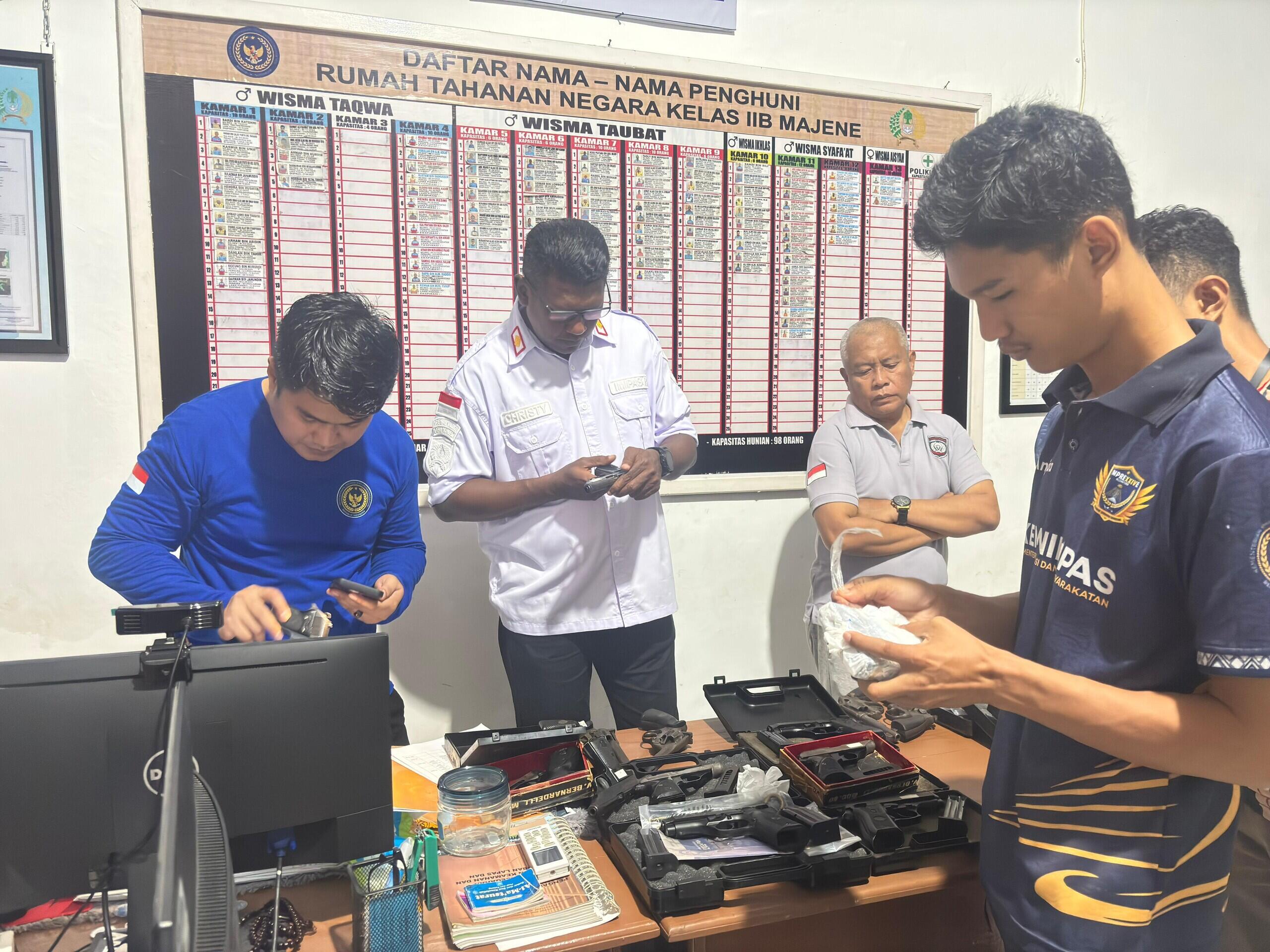 Pastikan Senjata Api Selalu Siap Rutan Majene Rutin Lakukan Pemeliharaan