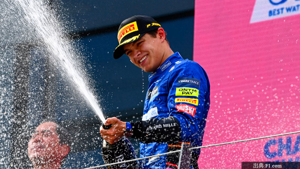 &quot;Perang sampanye&quot; di podium terkadang menggunakan sampanye tanpa alkohol.