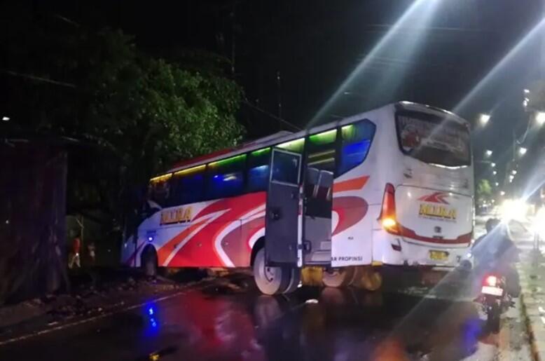 Hindari Kendaraan Menyeberang, Bus Mira Bawa 28 Penumpang Masuk Selokan di Jombang