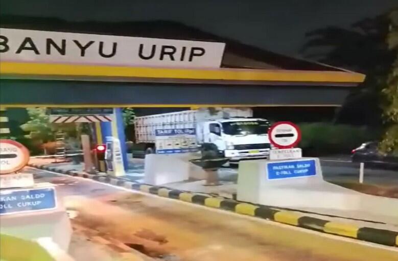 Truk Tronton Hantam Atap Gerbang Tol Banyuurip