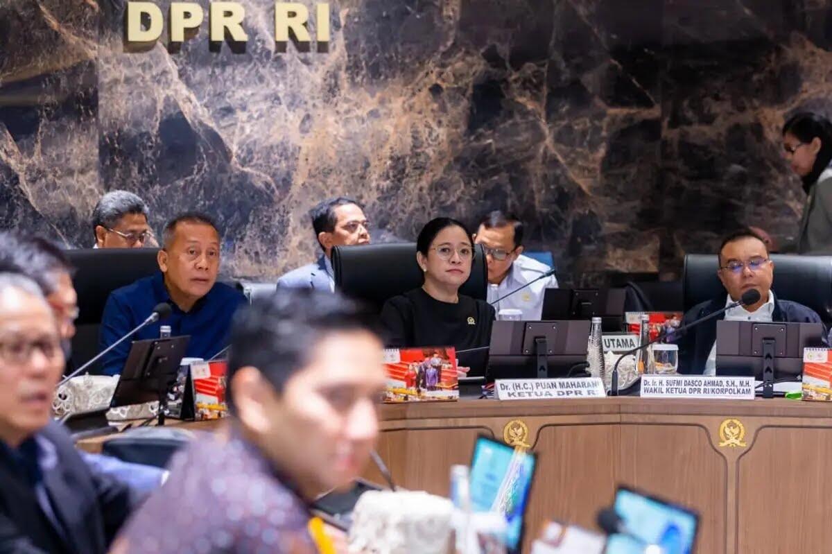 Indonesia
Puan Singgung Tak Boleh Sembarang Orang Memaksa Masuk DPR