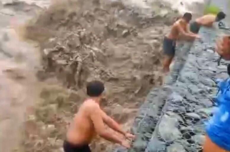 3 Pemuda Lumajang Nekat Mandi Saat Banjir Lahar Semeru Minta Maaf