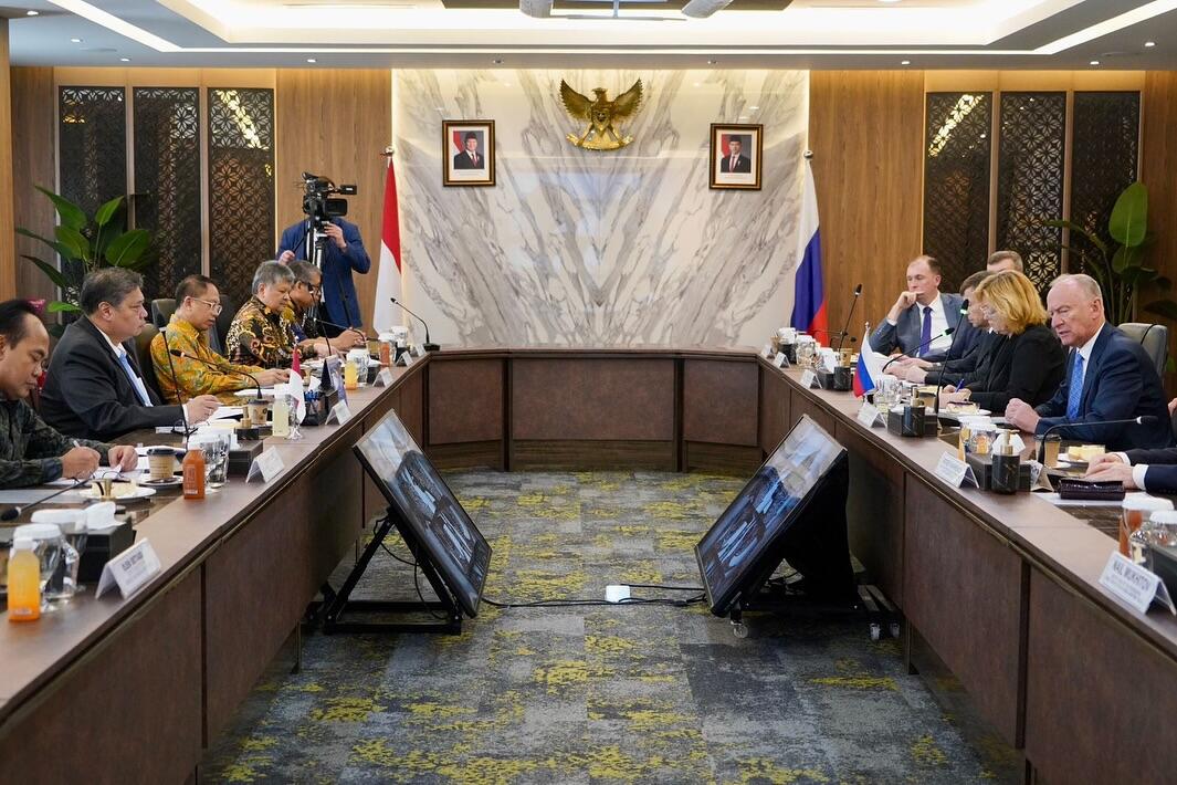 Menko Airlangga Ketemu Orang Deketnya Putin, Bahas Ekonomi-Maritim!