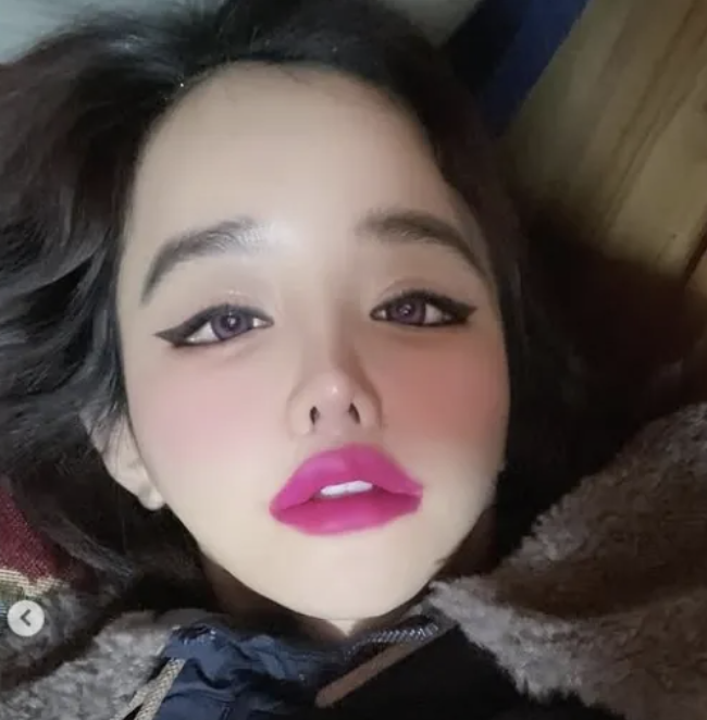 Bantah Agensi, Park Bom Tegaskan: "Saya Baik-Baik Saja!"