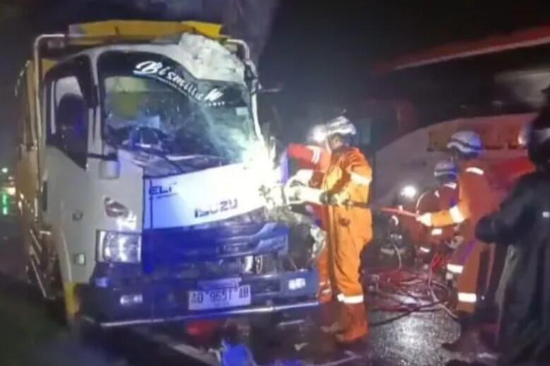 Tragedi Kecelakaan Truk di Jombang: Kernet Tewas Terjepit, Evakuasi Dramatis