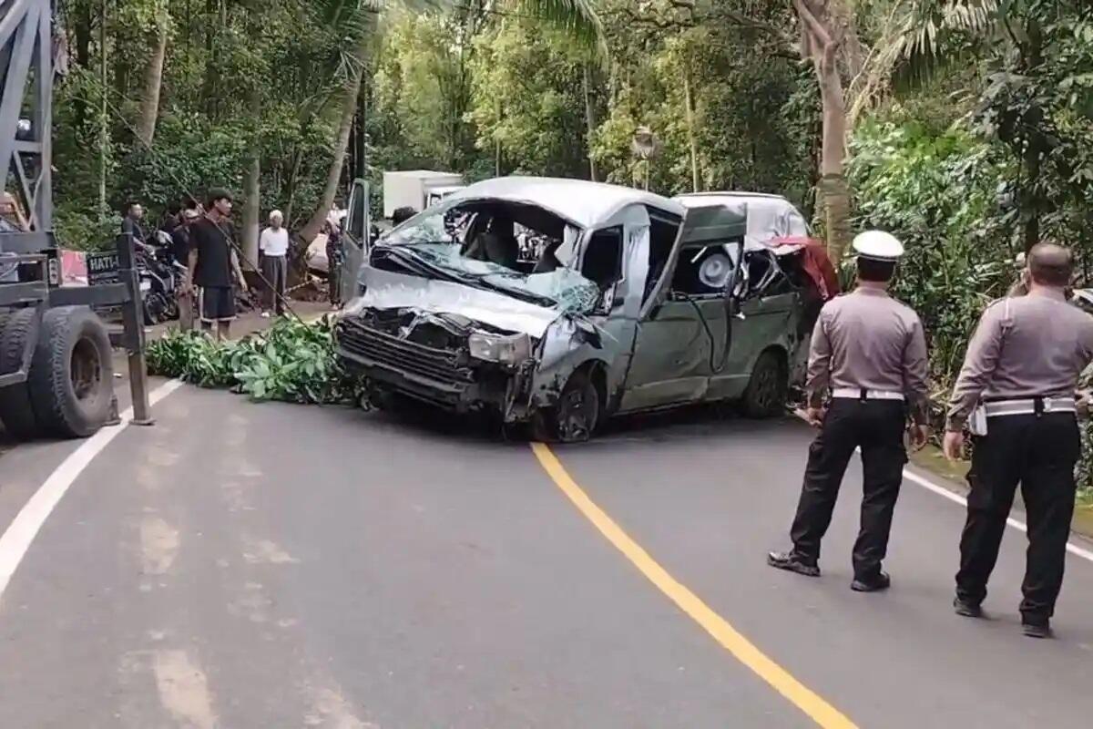 Minibus Tabrak Pohon di Bali, 5 Warga Negara China Tewas