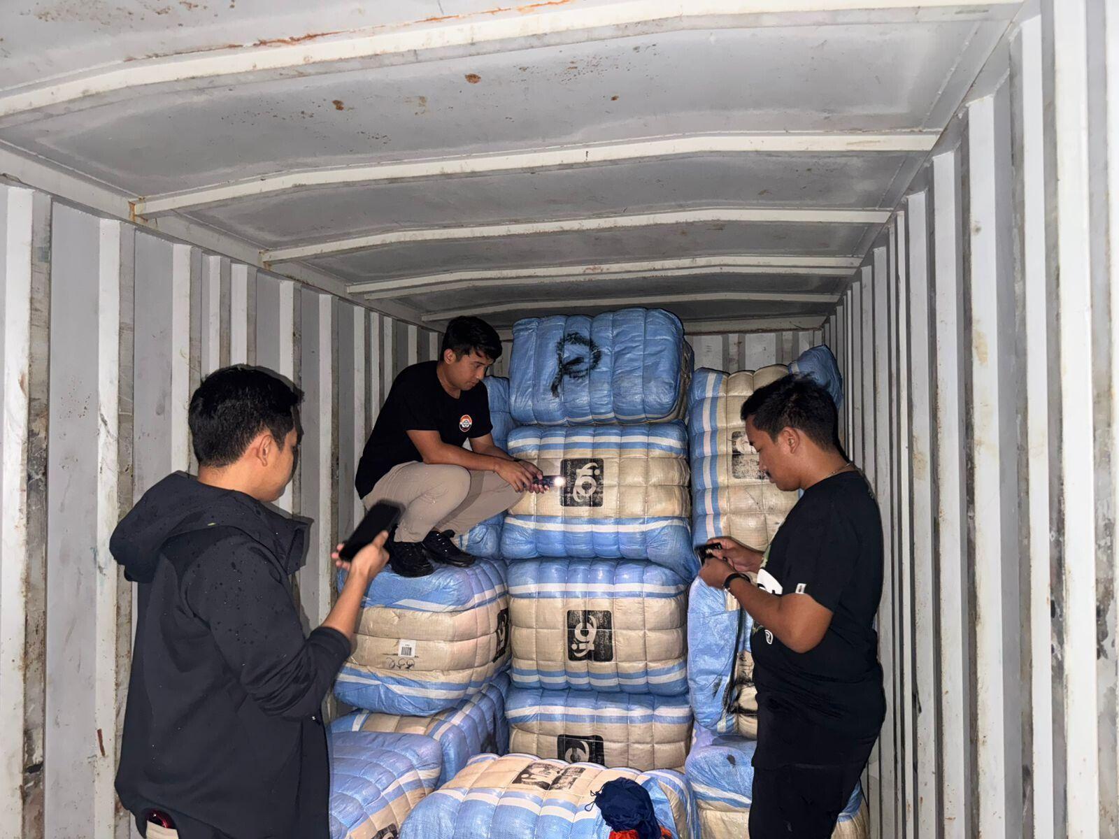 Polda Metro Bongkar Sindikat Pakaian Bekas Impor, 207 Bal Disita