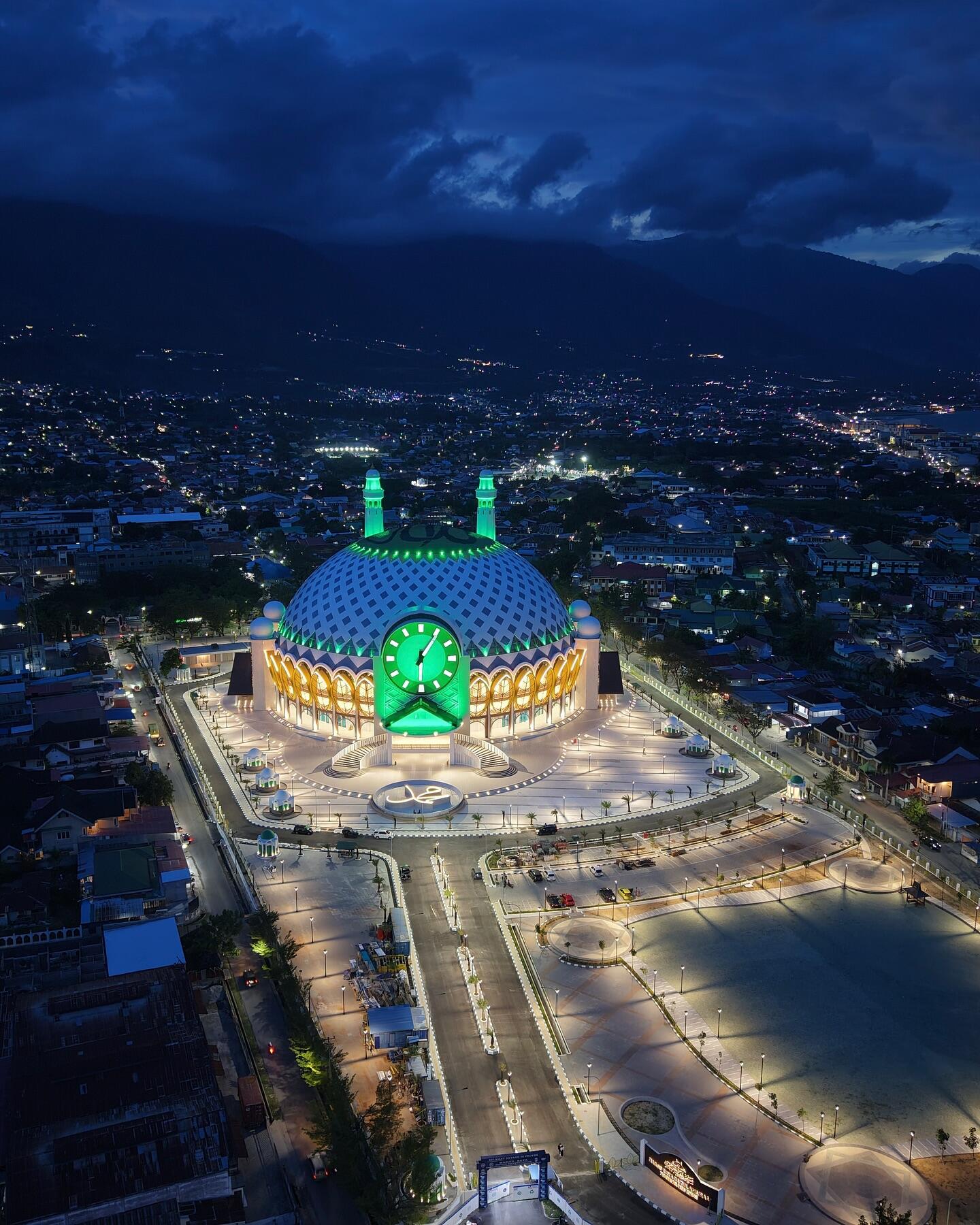 Masjid Raya Baitul Khairaat : Kubah Raksasa & Menara Jam Terbesar di Indonesia
