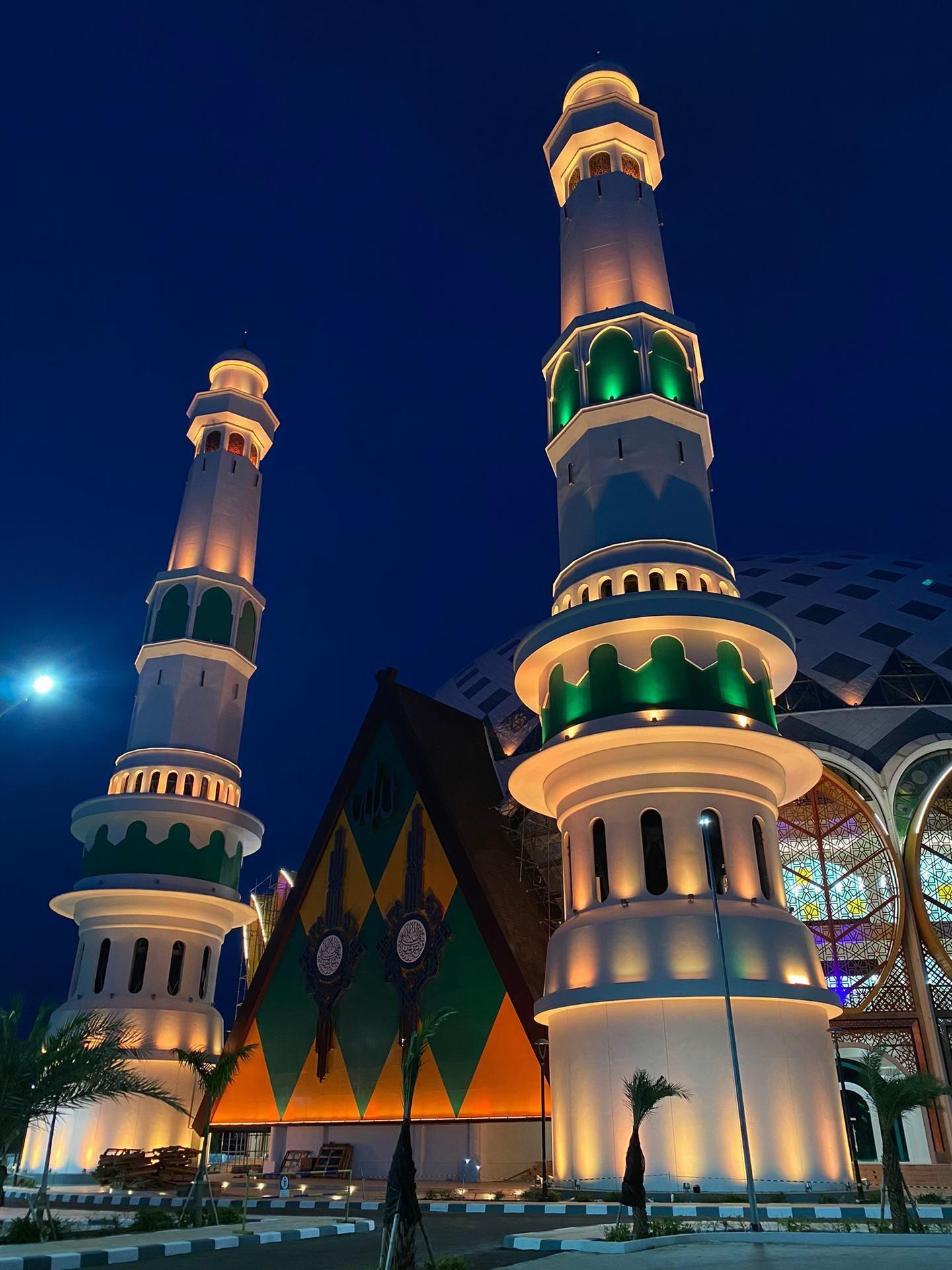 Masjid Raya Baitul Khairaat : Kubah Raksasa & Menara Jam Terbesar di Indonesia