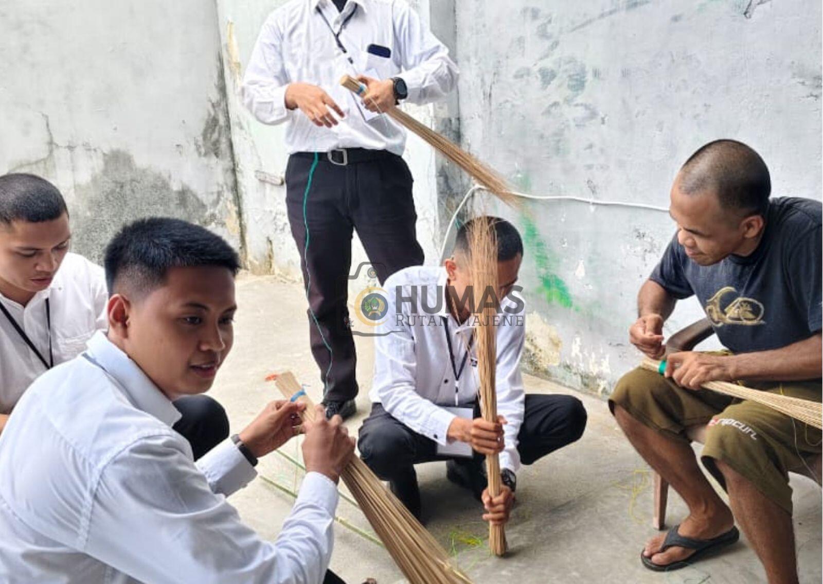 WBP RUTAN MAJENE BERBAGI KETERAMPILAN KERAJINAN TANGAN KEPADA PESERTA MAGANG