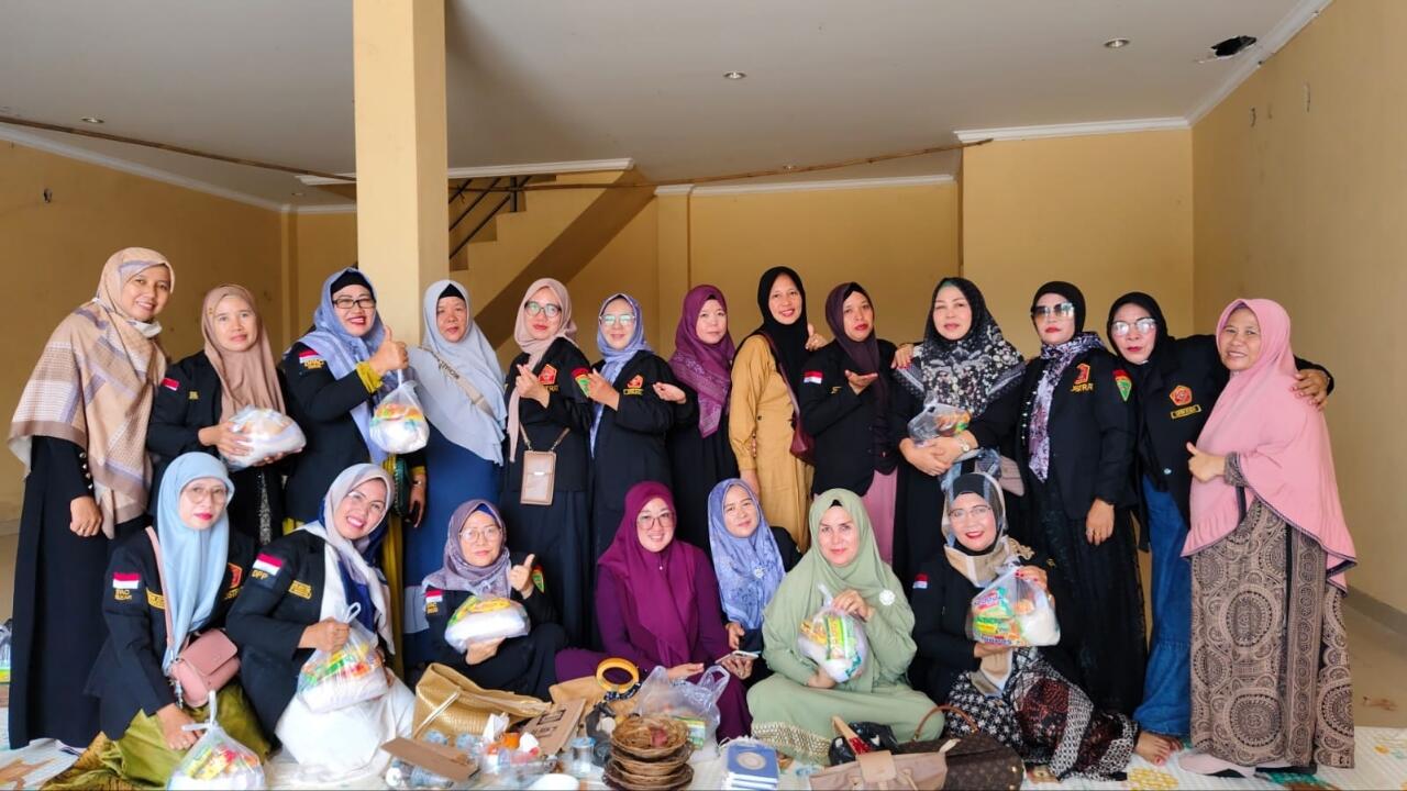Majelis Taklim Perkumpulan Kostrat Mengadakan Pengajian Bulanan dan Pembagian Sembako